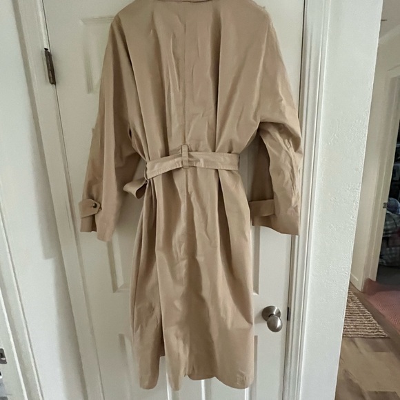 NWOT Jcrew 
Relaxed heritage trench coat in chino

BT324

LIGHT KHAKI

X-LARGE - Picture 9 of 14